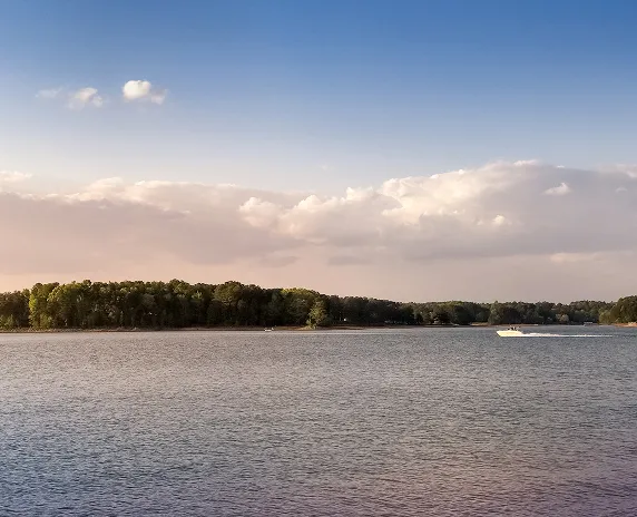 Speed boat riding on Lake Lanier near Sugar Hill, in Georgia. Cheap car insurance in Georgia.